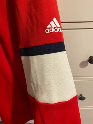 Washington Capitals Adidas Sweatshirt Size: Medium Flaws: None Condition: Excellent thumbnail 3