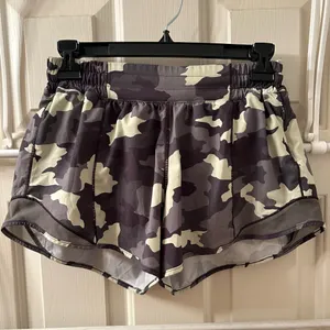 Lululemon Hotty Hot Shorts 4” Low Rise Size 6 Heritage 365 Camo Crispin Green thumbnail 1