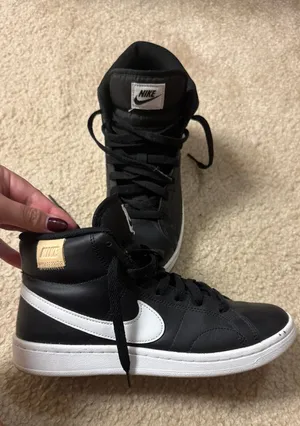 Nike Shoes  thumbnail 1