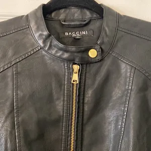 Baccini Faux Leather Black Women's Jacket size S excellent condition length 23” thumbnail 3