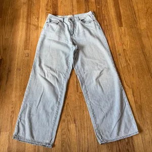 Universal Threads Relaxed Wide Leg Jeans Light Wash Star Patch Denim Womens 10/30 thumbnail 1