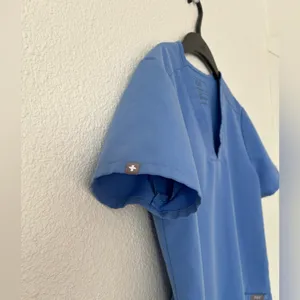 FIGS Womens Capri Blue Casma-Three Pocket Scrub Top sz XS thumbnail 3
