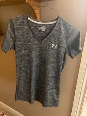 Under Armour Women’s HeatGear Medium Dark Heather Gray V-Neck Athletic Too thumbnail 1