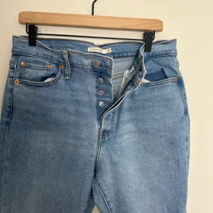 LEVIS- Wedgie Straight Distressed Knee Button Fly Denim Jeans Blue thumbnail 5