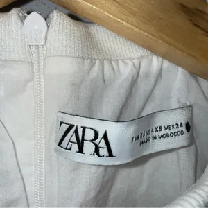 Zara White‎ Boxy Sleeveless Blouse Cut Out Design Bubble Hem White XS thumbnail 3