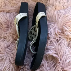 Tory Burch Black & Cream Leather Logo Thong Sandals Size 7M thumbnail 6