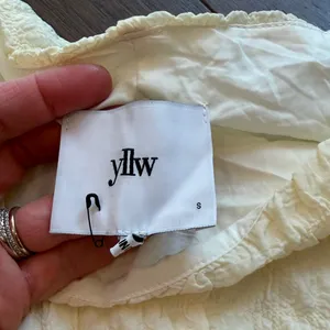 YWWL The Label Women’s Strapless Yellow Crinkle Dress Size Small C27-060 thumbnail 2