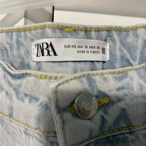 Zara Light Wash Women’s Jeans - Classic Straight Leg thumbnail 2