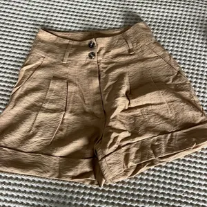 Primark Tan High-Waist Pleated Cuffed Shorts thumbnail 1