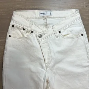Abercrombie ‘The Dad High Rise’ Curve Love Jeans size 24L / 00L thumbnail 2