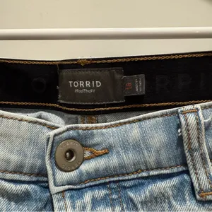 Torrid 5 Inch Mom Jean Premium Classic Denim Mid-Rise Short Size 16 thumbnail 6