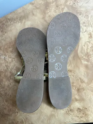 Tory Burch Gold Leather Pom Pom Thong Sandals Size 7.5M Metallic Leather thumbnail 9