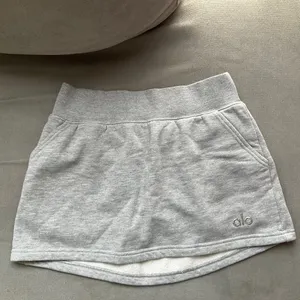 Alo Yoga Accolade Skirt Athletic Heather Grey XS thumbnail 2
