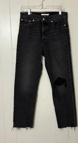 Levi’s Wedgie Straight Jeans Women’s 28 Black Distressed High Rise Raw Hem thumbnail 1