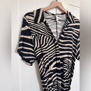 H&M shirtdress thumbnail 2