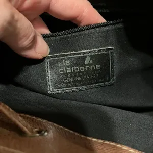 Liz Claiborne black and tan leather crossbody handbag in GUC thumbnail 7