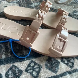 Gucci GG Light Pink Rubber Buckle Chain Link Sandals Slip‎ On thumbnail 6