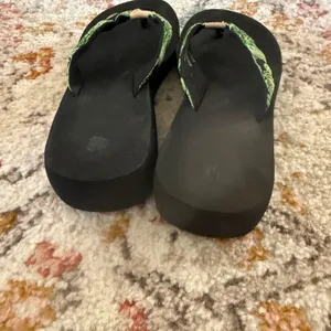 Cabelas Womens Platform Flip Flops Black Green Tropical Palm‎ Leaf Wedge Sandals thumbnail 8