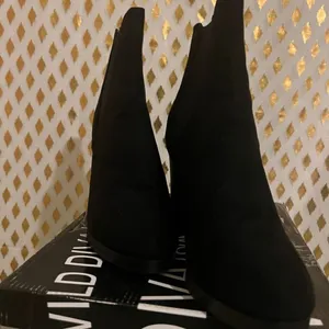 Platform heel boots black size 8.5 Black thumbnail 2