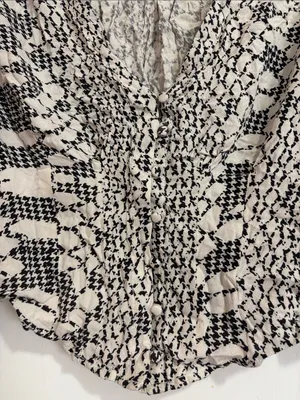Free People Black and White V-Neck cropped long sleeve shirt Size Medium thumbnail 2