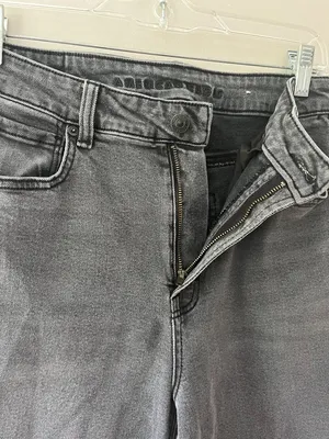 American Eagle Sz 8 reg. Black Jeans High-rise mom jeans with a straight leg cut thumbnail 2