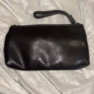 Source Unknown BROWN FAUX LEATHER WRISTLET ONE ZIP POCKET ON OUTSIDE AND FULL ZIPPER CLOSURE thumbnail 3