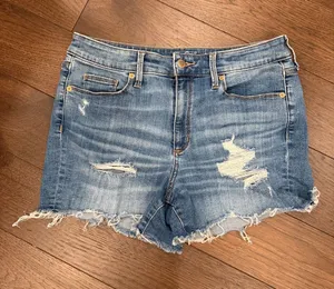 Universal Thread Women’s Distressed Blue Denim Shorts Size 10/30 - C73-014 thumbnail 1