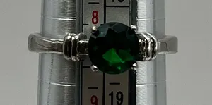 Silver Tone Emerald Green Solitaire Ring Size 8 thumbnail 1