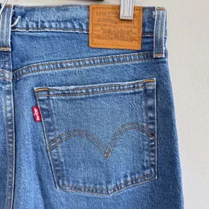 Levis Premium Wedgie Straight High Rise‎ Medium Wash Distressed Jeans Size 28 thumbnail 6