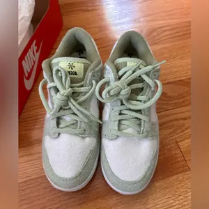 Nike dunk low SE fleece pack sneakers in honeydew thumbnail 3