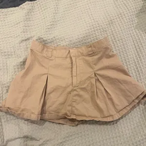 Abercrombie & Fitch Co-Ord Pleated Chino Mini Skirt skort Schoolgirl Y2K in Tan thumbnail 3