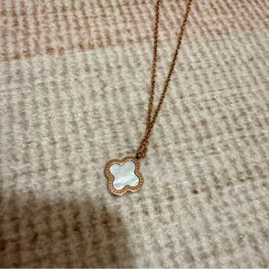 Women’s Reversible black gold & mother of pearl Clover Necklace NEW thumbnail 3