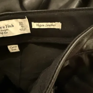 Abercrombie The Ankle Straight Ultra High Rise Vegan Leather Pants Womens 27 4s‎ thumbnail 4