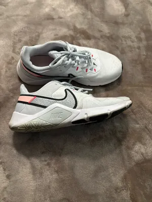 Nike Legend Essential 2 Women’s Sneakers Size 6.5 White/Gray/Pink thumbnail 2
