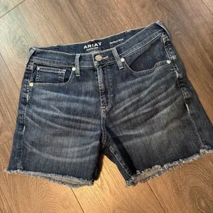 Ariat Dark Boyfriend Perfect Rise Cutoff Shorts 30R thumbnail 1