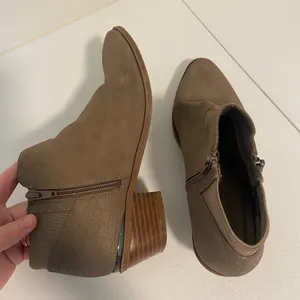 Vera Wang Simply Vera women’s tan brown faux‎ leather block heel ankle boots 7.5 thumbnail 4