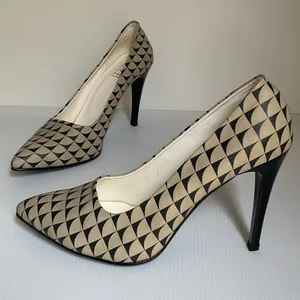 Geometric Print Pointed Toe Heels Women’s 9.5 Black Beige Statement Art Pumps thumbnail 3