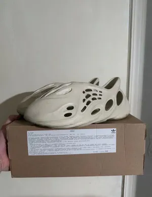 Adidas Yeezy Foam Runner thumbnail 2