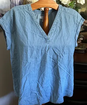 Liz Claiborne Light Blue Jeans V-Neck Sleeveless Blouse Sz XL thumbnail 1