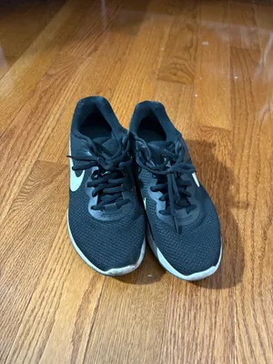 Black Nike sneakers thumbnail 3