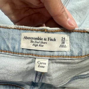 Abercrombie & Fitch Curve Love The Dad Short High Rise Cuff Hem Light Wash 34/18 thumbnail 9