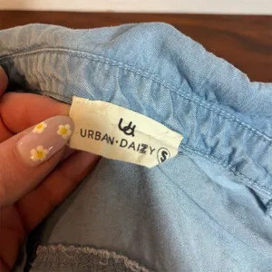 Urban Daisy Button-Up Shirt Womens‎ Size S Light Blue Chambray Denim Look thumbnail 2