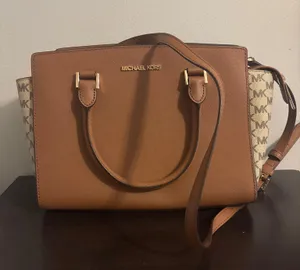 Michael Kors Crossbody thumbnail 1