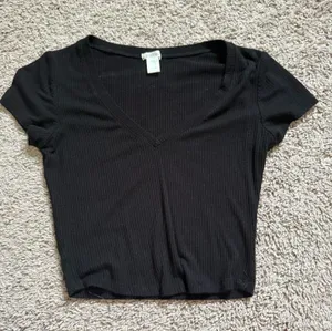 Bozzolo black v neck cropped t shirt thumbnail 1