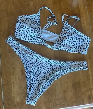 Bikini size medium black & white thumbnail 2