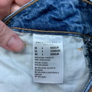 American Eagle Tomgirl Distressed Straight Leg Jeans Blue Button Fly Size 6‎ Reg thumbnail 9