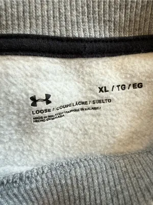 Under Armour Cropped Light Gray Crewneck Sweatshirt with Textured Chest Pocket thumbnail 2