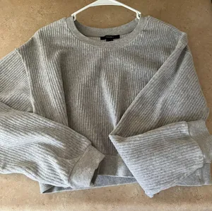 Grey Cropped Sweater Size M thumbnail 1