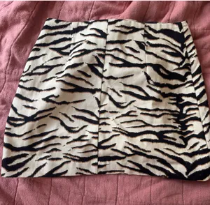 H&M Skirt Mini Tiger Print thumbnail 1