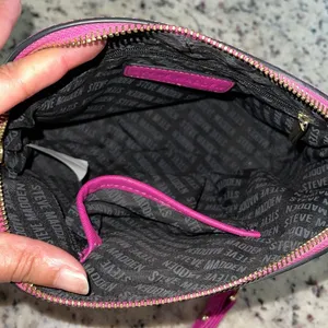STEVE MADDEN CROSSBODY PURSE W/Gold accents Fuchsia 9”x 7.5”x 3.5”‎ thumbnail 5